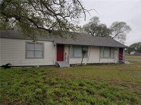 629 W Nettie Ave, Unit House in Kingsville, TX - Building Photo