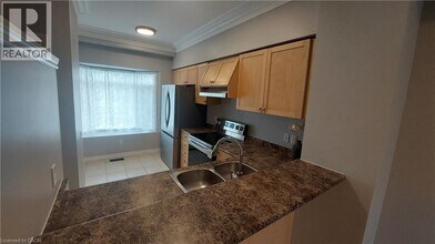 5080 Fairview St in Burlington, ON - Building Photo - Building Photo