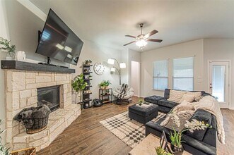 1338 Winding Hollow Dr in Grand Prairie, TX - Building Photo - Building Photo