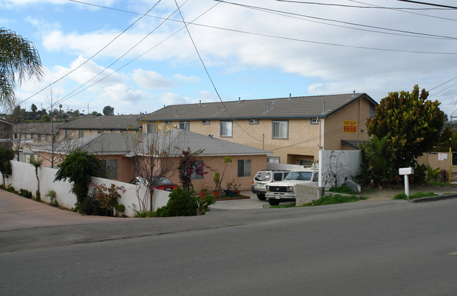 Vista Royal Apartments in Vista, CA - Building Photo - Building Photo