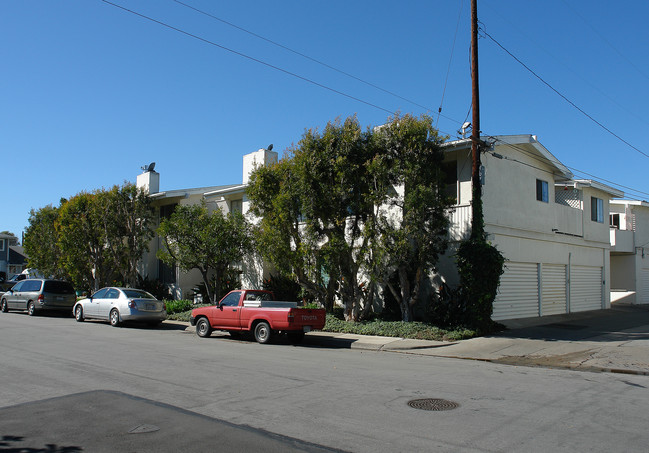 1300 Clay St in Newport Beach, CA - Foto de edificio - Building Photo