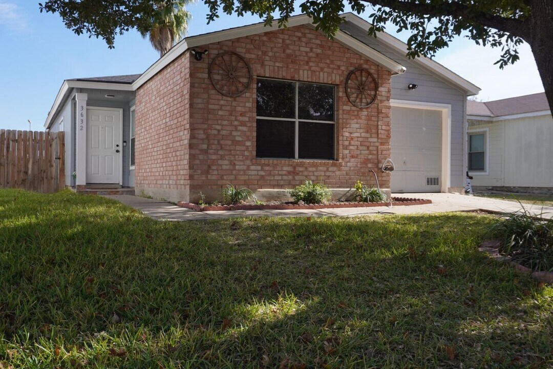 3632 Candlehill in San Antonio, TX - Foto de edificio