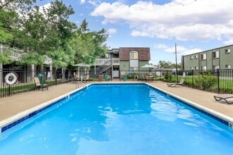Green Mountain Apartments in Lakewood, CO - Foto de edificio - Building Photo