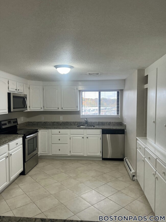 4380 N Main St in Fall River, MA - Building Photo - Building Photo