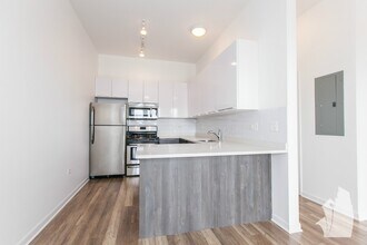 2700 W North Ave, Unit 206 in Chicago, IL - Foto de edificio - Building Photo