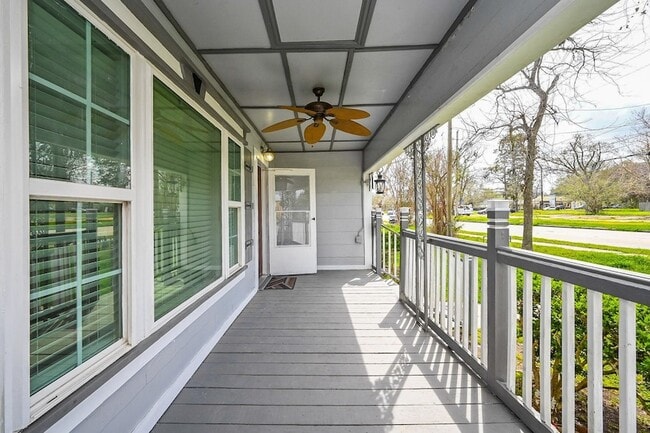 416 N Houston Ave in Humble, TX - Foto de edificio - Building Photo