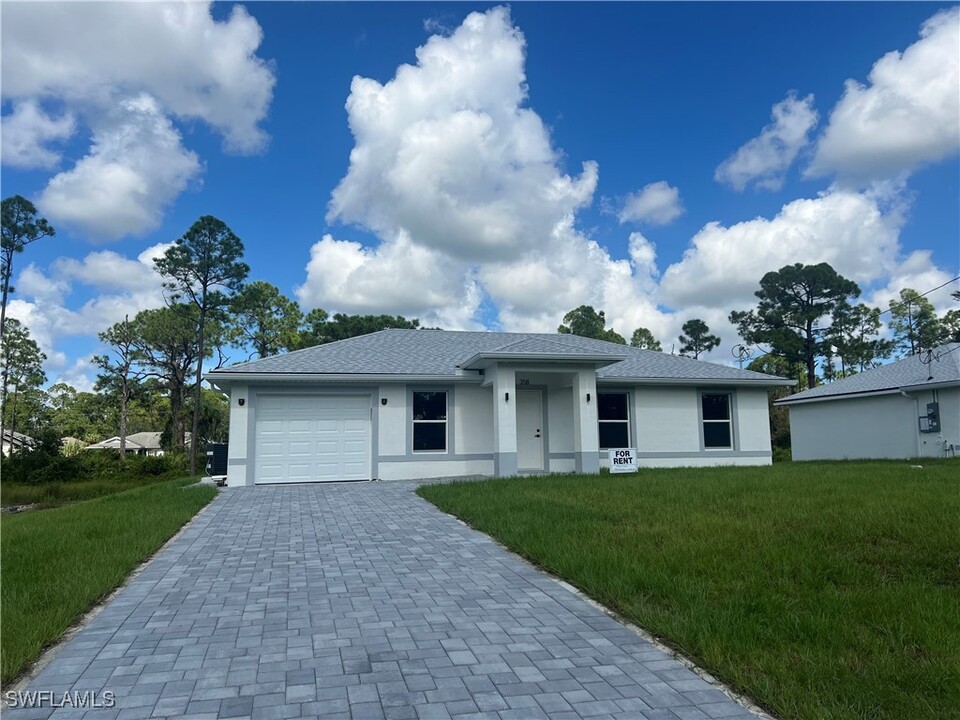 358 Austin Ave in Lehigh Acres, FL - Foto de edificio