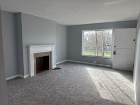 2062 Ridgeview Rd, Unit Upper Arlington Garden in Columbus, OH - Building Photo