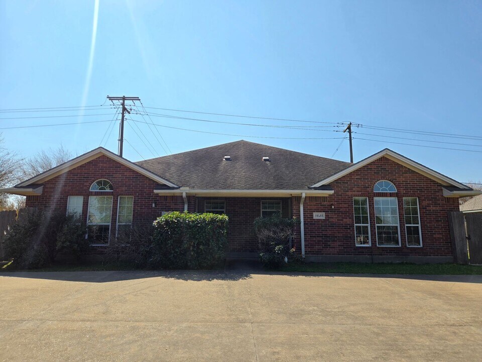 3830 Oldenburg Ln in College Station, TX - Building Photo