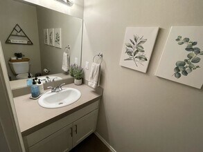 527 Whitney Dr in Newberg, OR - Building Photo - Building Photo