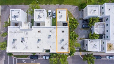 6611 NW 102nd Path in Doral, FL - Foto de edificio - Building Photo
