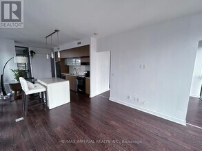 110 Charles St E in Toronto, ON - Building Photo - Building Photo