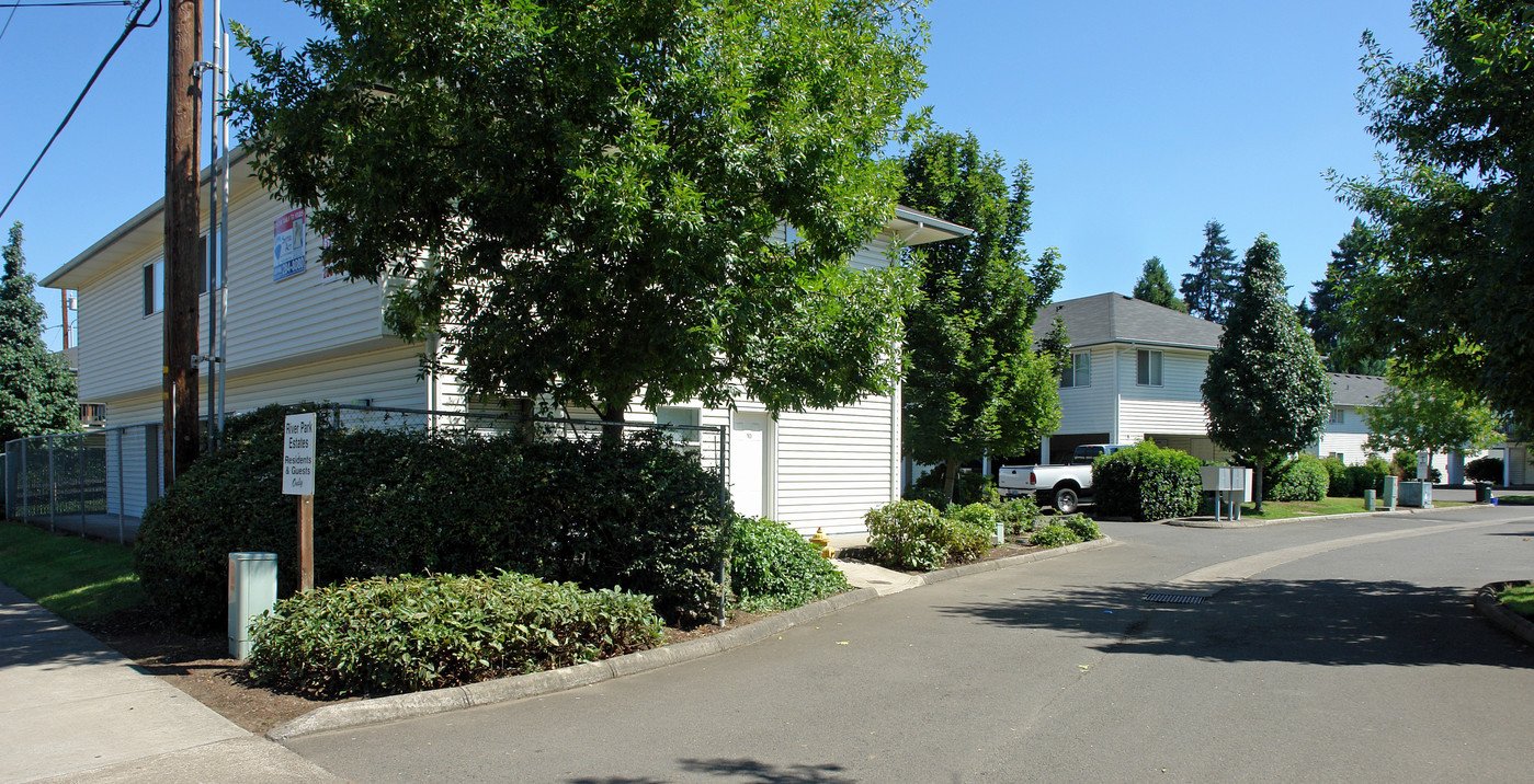 River Park Estates in Eugene, OR - Building Photo