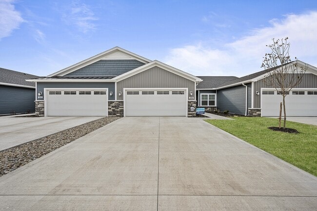 The Villas at Brookview in Brook Park, OH - Building Photo - Building Photo