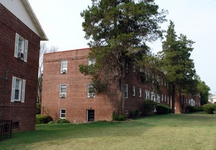 5720 Washington Blvd in Arlington, VA - Foto de edificio - Building Photo