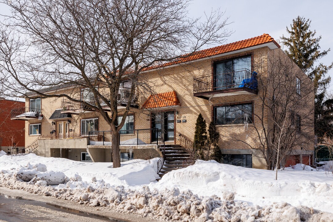 322 Lulli Rue in Laval, QC - Building Photo