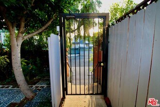 4336 Laurel Canyon Blvd in Los Angeles, CA - Building Photo - Building Photo