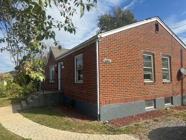 2301 Liberty Rd NW in Roanoke, VA - Building Photo - Building Photo