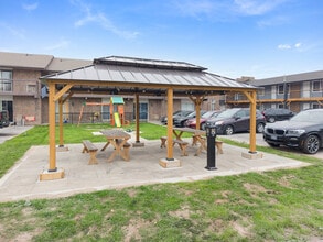 8004 Lundy's Ln in Niagara Falls, ON - Building Photo - Building Photo