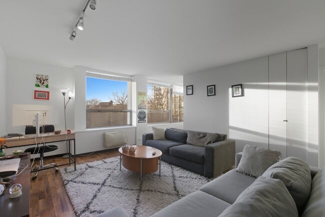 1355 N Sandburg Terrace, Unit 303D in Chicago, IL - Building Photo - Building Photo