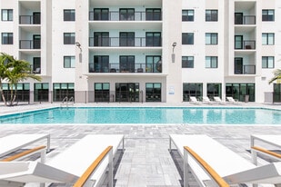 Hidden Lake Apartments in Miami, FL - Building Photo