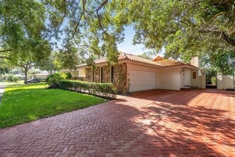 7210 W Troon Cir in Miami Lakes, FL - Building Photo - Building Photo