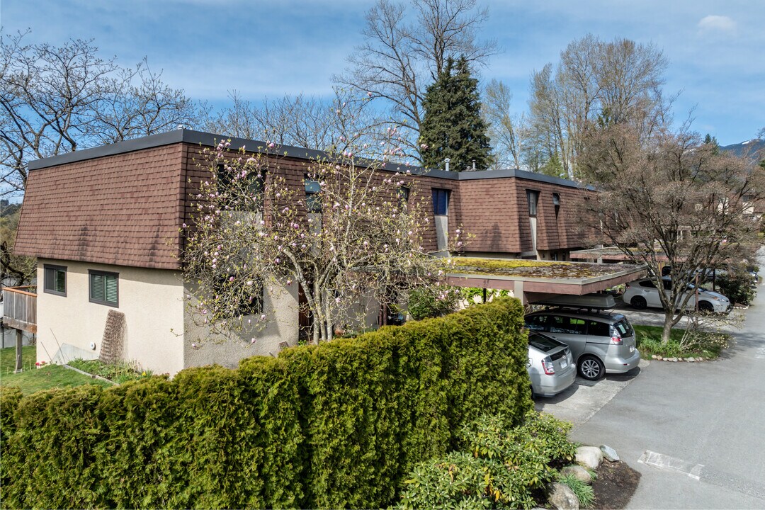 809 Old Lillooet Rd in North Vancouver, BC - Building Photo