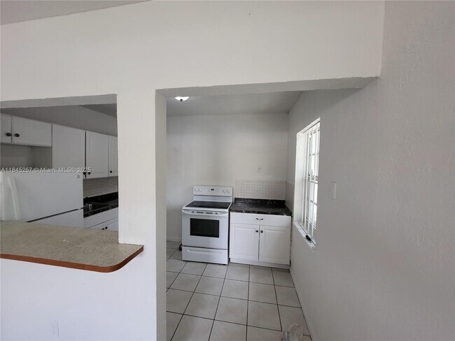 5731 NW 6th Ave in Miami, FL - Foto de edificio - Building Photo