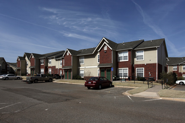 Pleasant Hill Apartments in Guthrie, OK - Foto de edificio - Building Photo