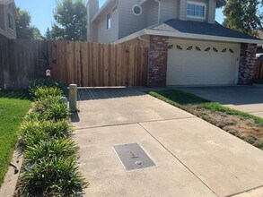 5828 Laguna Vale Way in Elk Grove, CA - Foto de edificio - Building Photo