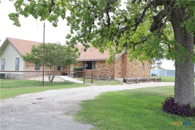 707 Old Seguin Luling Rd in Seguin, TX - Foto de edificio - Building Photo