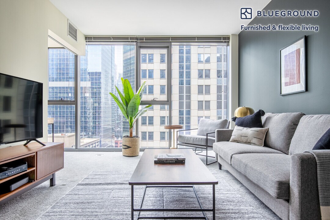210 N Wells St in Chicago, IL - Building Photo