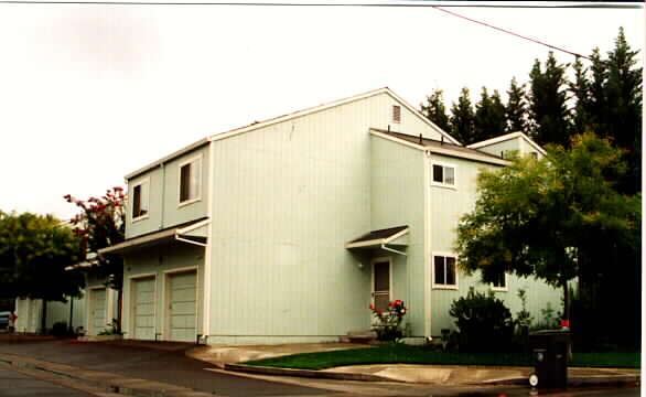 136-140 3rd St in Windsor, CA - Building Photo - Building Photo