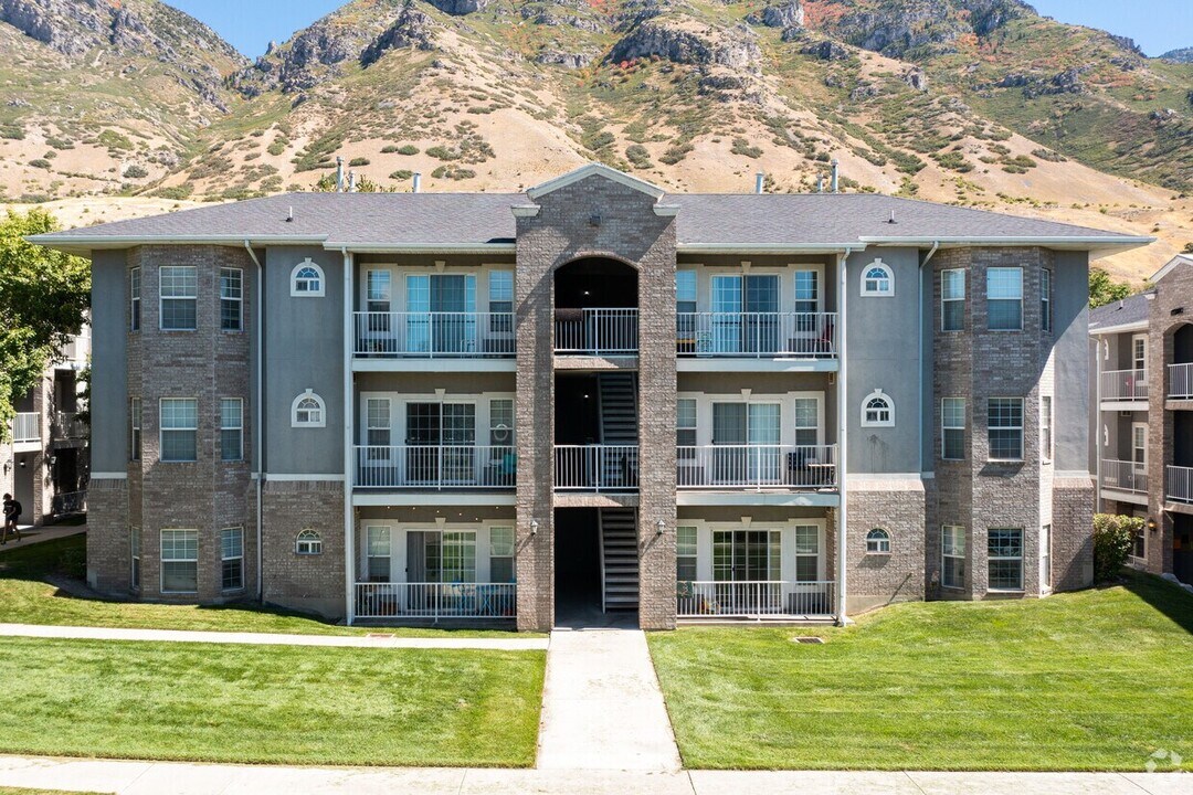 392 N Seven Peaks Blvd, Unit 322 in Provo, UT - Building Photo