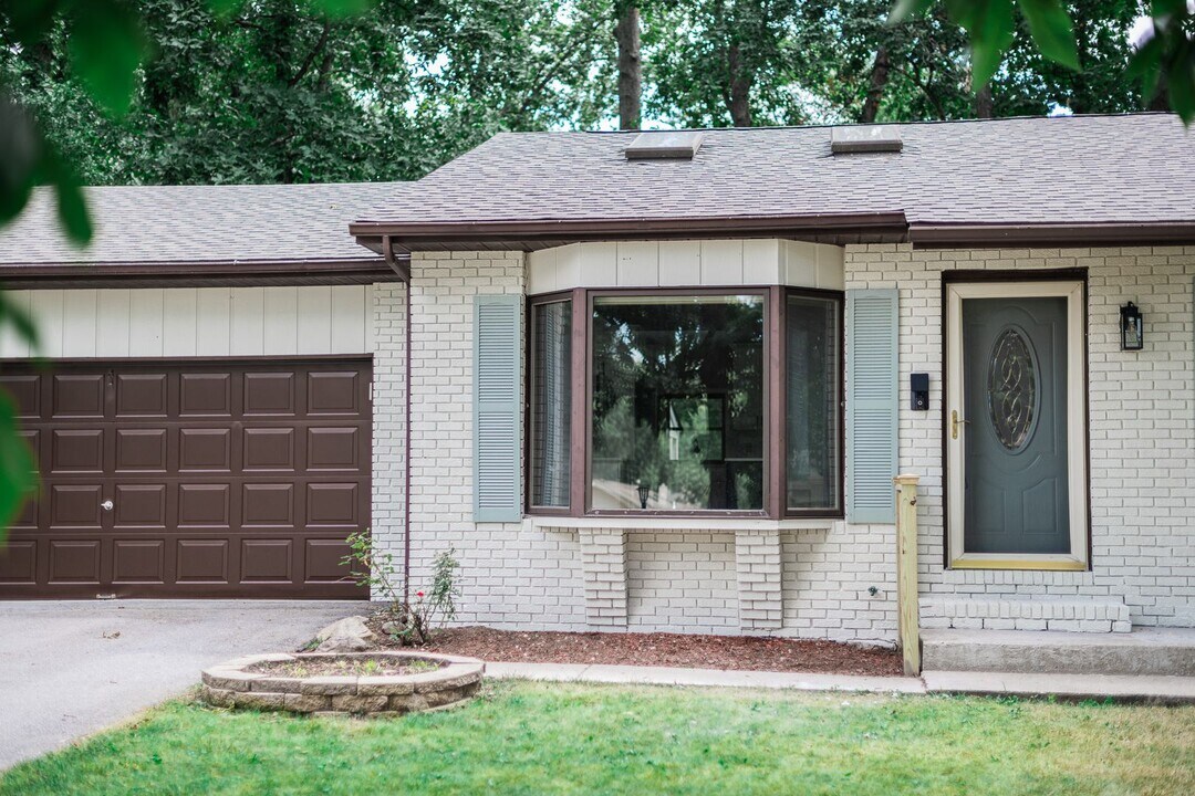 2172 Greenvalley Dr in Crown Point, IN - Building Photo