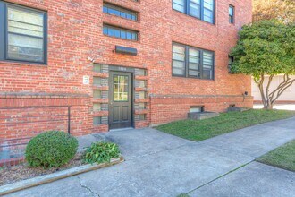 1524 E 17th St, Unit B in Tulsa, OK - Foto de edificio - Building Photo