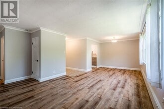 2052 Courtland Dr in Burlington, ON - Building Photo - Building Photo
