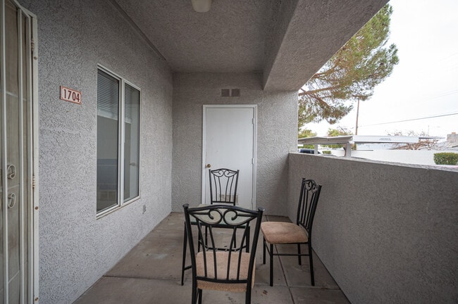 1704 N Jones Blvd in Las Vegas, NV - Building Photo - Building Photo