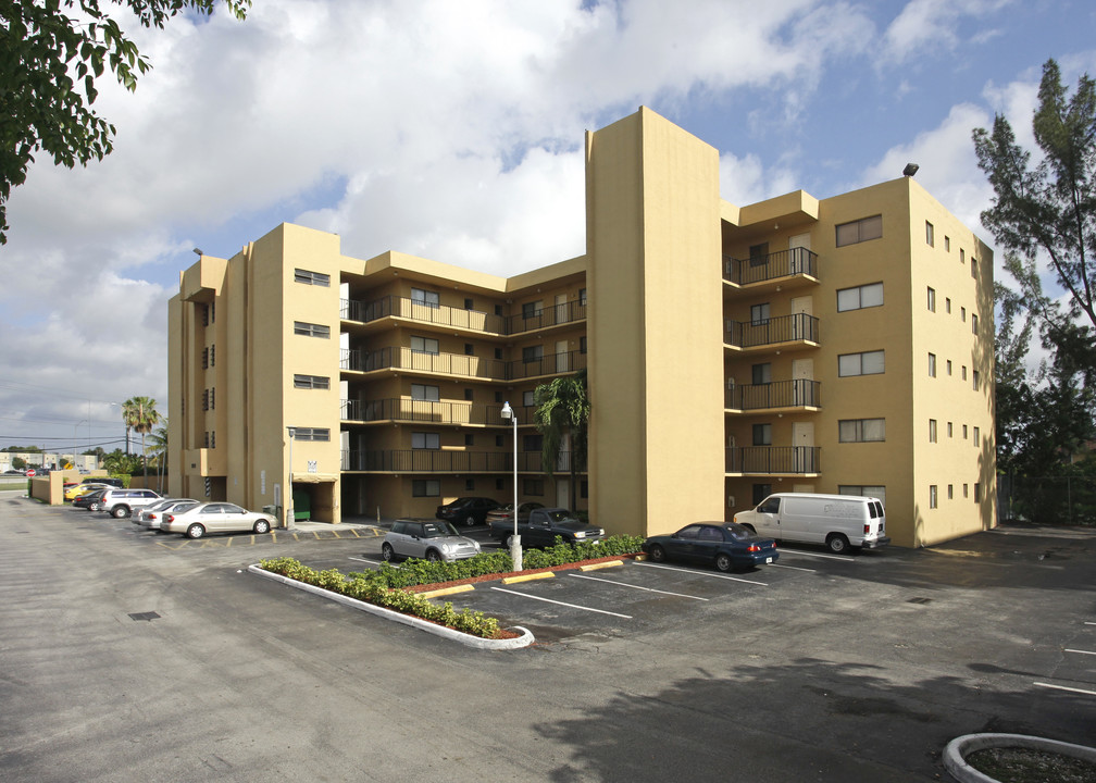 La Riviera Apartments in Hialeah, FL - Foto de edificio