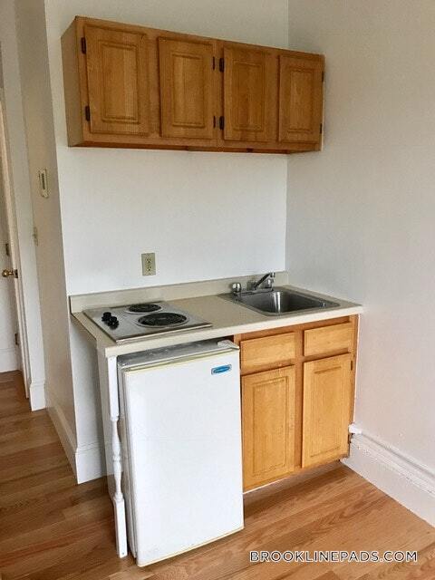 1077 Beacon St in Brookline, MA - Building Photo
