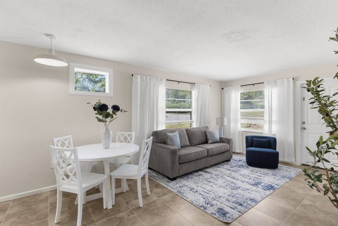 13921 19th St in Dade City, FL - Foto de edificio