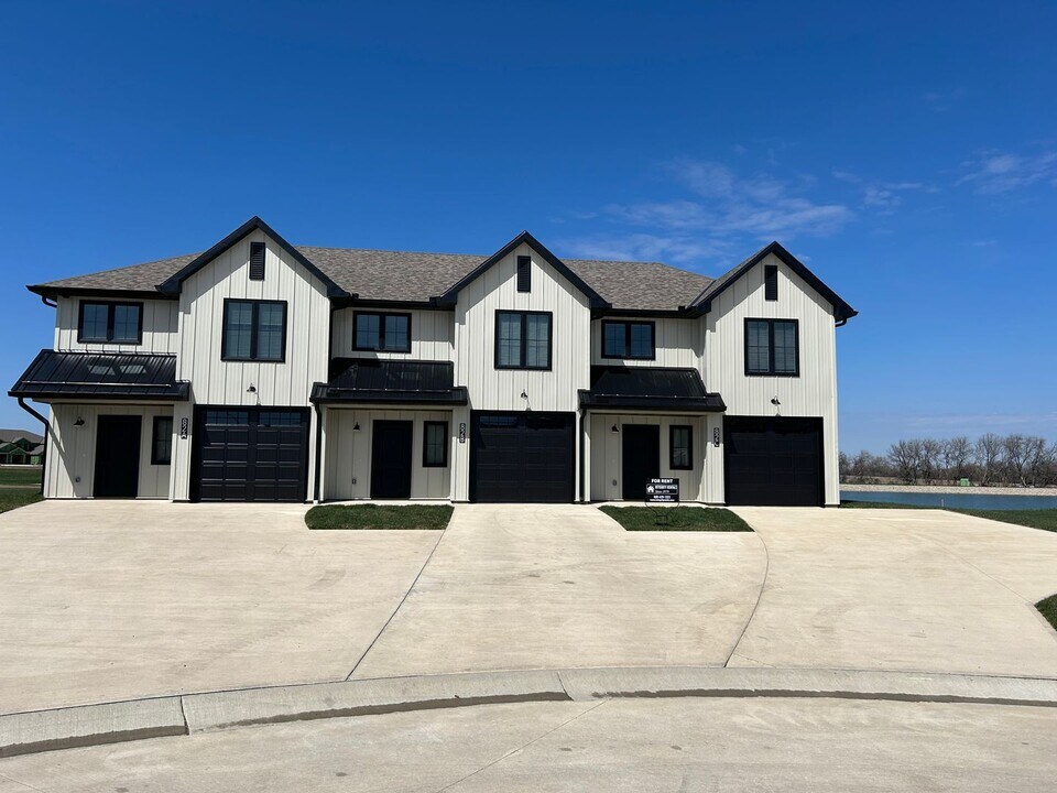 82 SE 381st Rd in Warrensburg, MO - Building Photo