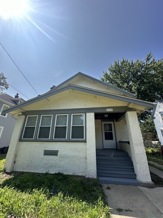 2108 Oxford St in Rockford, IL - Building Photo