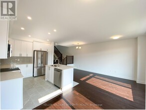 239 Zinnia Way in Ottawa, ON - Building Photo - Building Photo