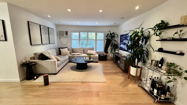 645 Westmount Dr, Unit 211 in West Hollywood, CA - Foto de edificio - Building Photo