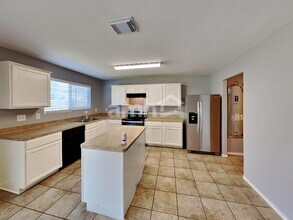 2203 Shady Birch Dr in Conroe, TX - Foto de edificio - Building Photo