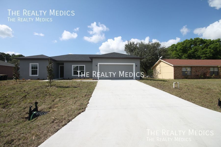 2122 Sans Souci Ave SE in Palm Bay, FL - Foto de edificio