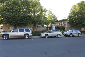 Duke & Duchess Apartments in Denver, CO - Building Photo - Building Photo