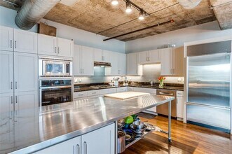 1999 McKinney Ave in Dallas, TX - Building Photo - Building Photo