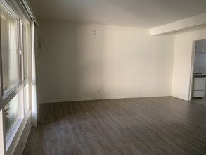 10871 Whipple St, Unit 10871 in Toluca Lake, CA - Building Photo - Building Photo